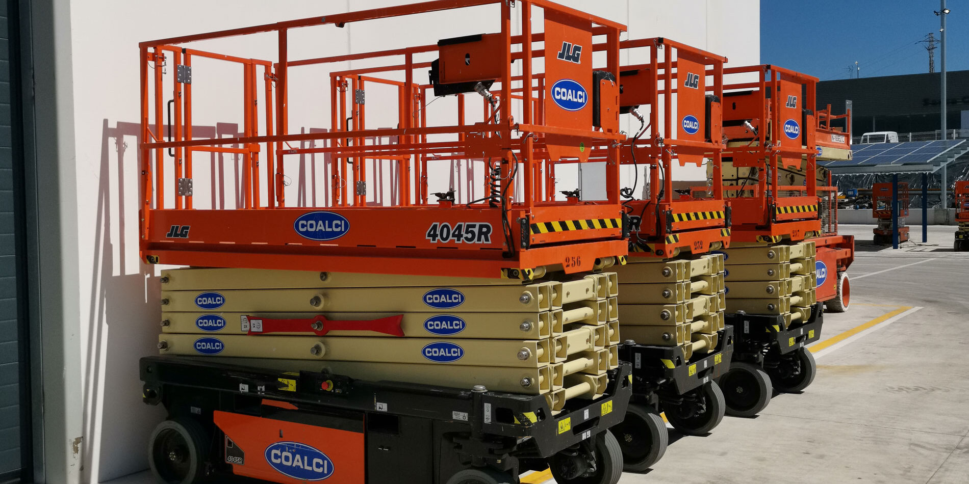 Alquiler de plataformas tijeras elevadoras para trabajos en interiores y exteriores con alturas Alquiler de plataformas tijeras elevadoras para trabajos en interiores y exteriores con alturas